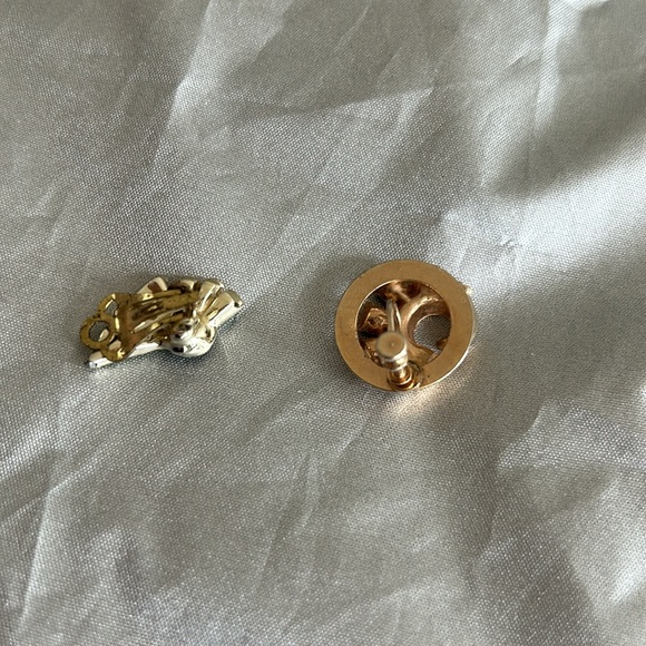 2 single green faux diamond ear clips - Picture 4 of 4